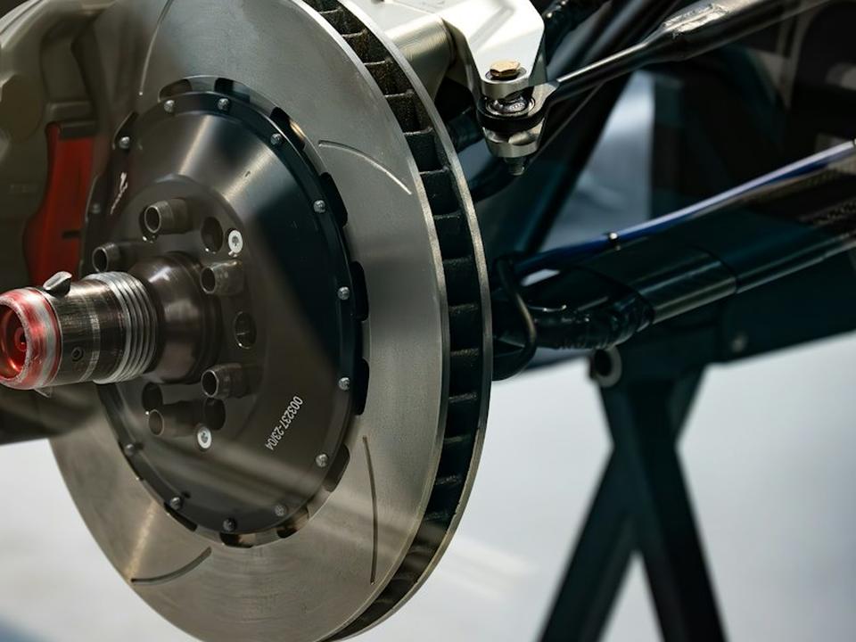 Spare parts and components for commercial vehicles and fleets.